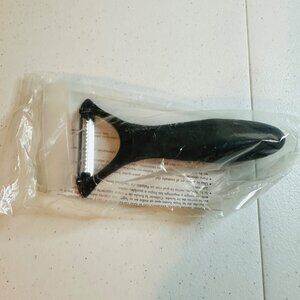 The Pampered Chef Julienne Peeler Black Stainless Steel Blade Kitchen Tool